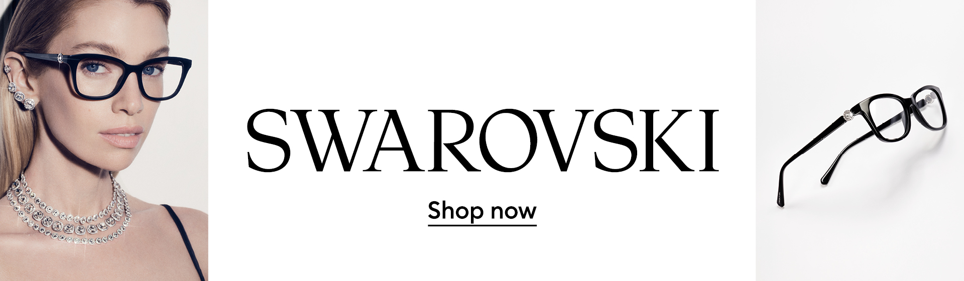 Eine Frau mit Brille und Schmuck, es ist der Schriftzug „Swarovski“ zu sehen.