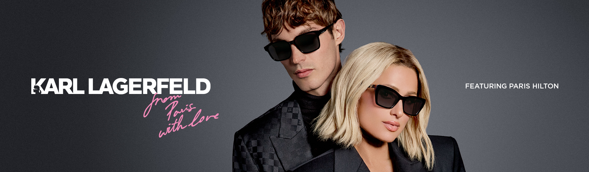 Zwei Models mit Sonnenbrillen posieren stilvoll vor einem dunklen Hintergrund. Der Text lautet „Karl Lagerfeld“ und „Mit Paris Hilton“.