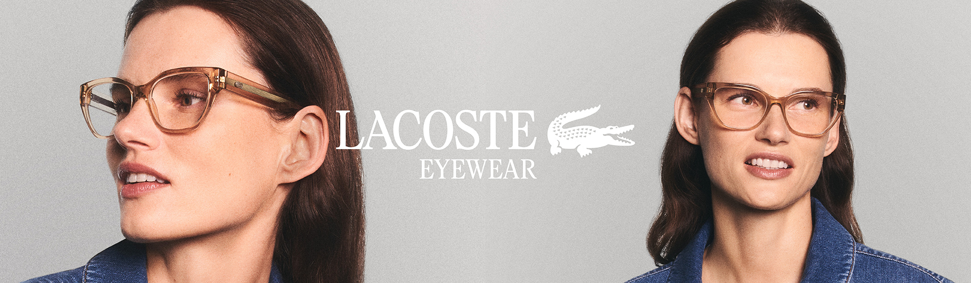 Osoba v brýlích a džínové košili pózuje před jednobarevným pozadím. Na obrázku je vidět nápis „Lacoste Eyewear“.