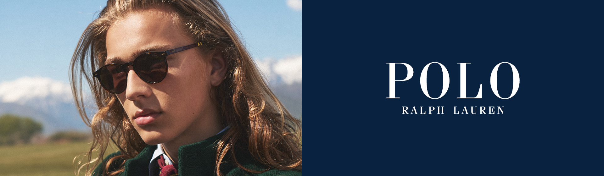Frau mit langen Haaren, die im Freien eine Sonnenbrille trägt; rechts das Logo „Polo Ralph Lauren” auf dunkelblauem Hintergrund.