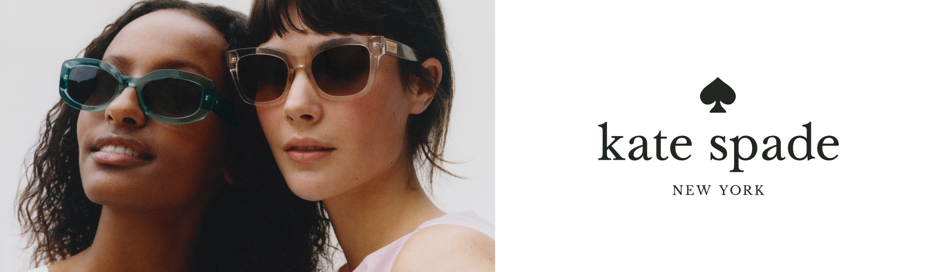 Dvě ženy ve stylových slunečních brýlích vedle loga „kate spade new york“ na jednoduchém bílém pozadí.