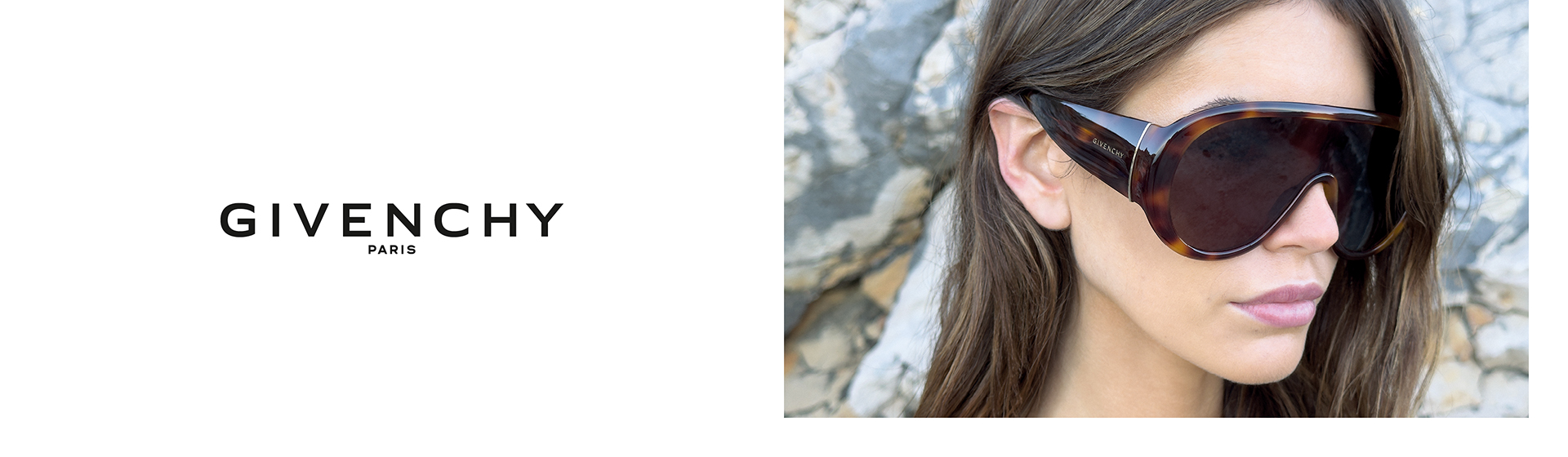Une femme portant des lunettes de soleil surdimensionnées au look écaille et au design élégant, devant un arrière-plan flou en extérieur.