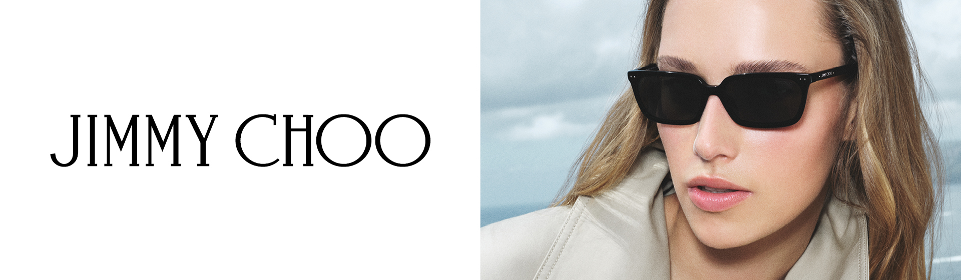 Žena s černými slunečními brýlemi a neutrálním výrazem ve tváři vedle loga „JIMMY CHOO” na bílém pozadí.