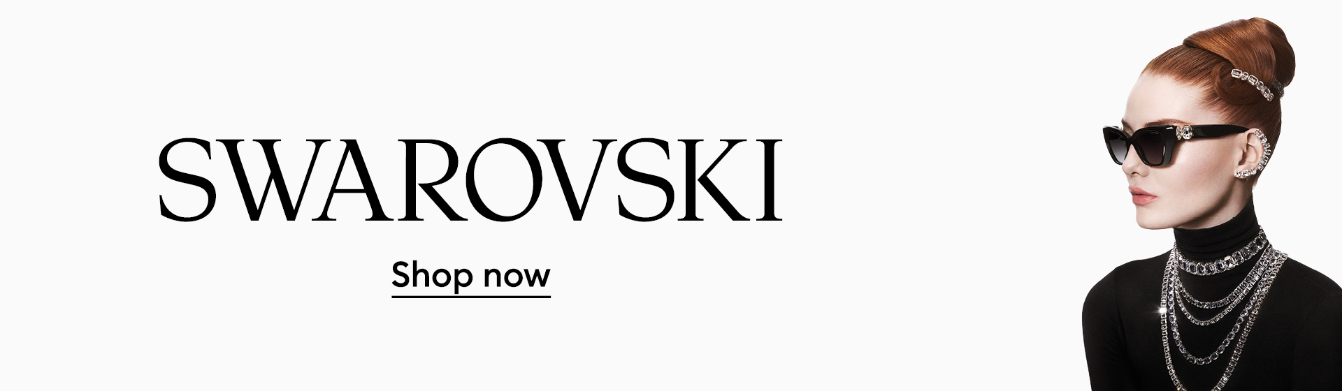 Eine Frau in Schwarz trägt Schmuck und eine Sonnenbrille von Swarovski. Unter dem Swarovski Schriftzug steht "Shop now".