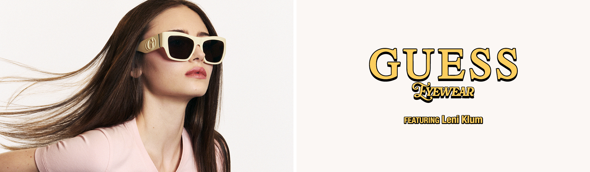 Kobieta w beżowych okularach przeciwsłonecznych i z rozpuszczonymi włosami obok napisu „GUESS Eyewear featuring Leni Klum” na jasnym tle.