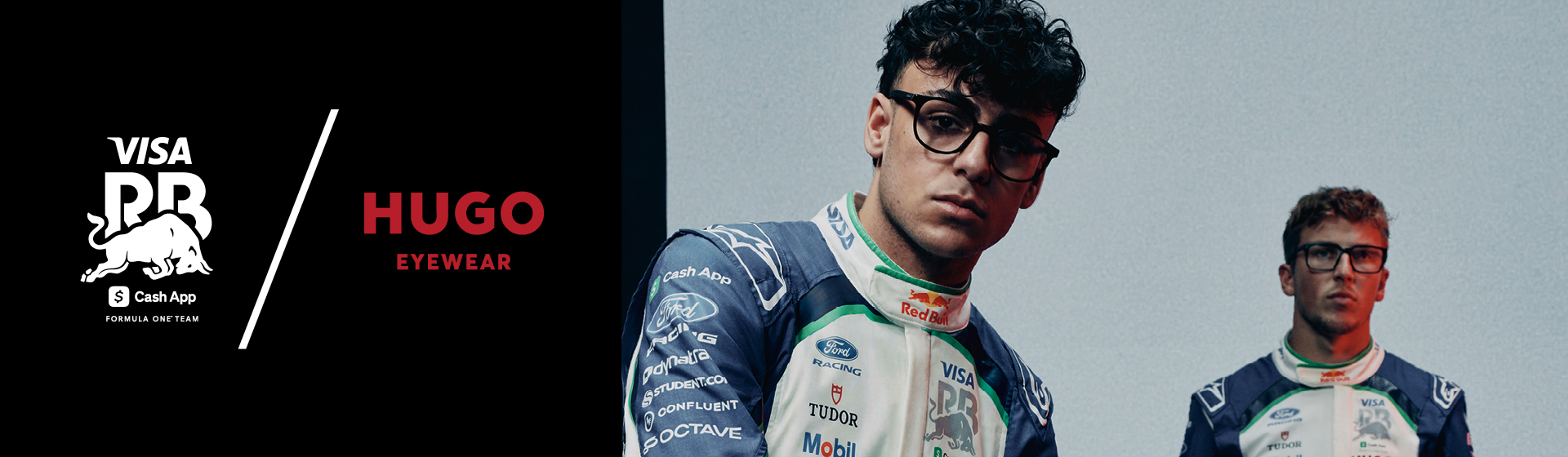 Sur un fond sobre, deux personnes en combinaison de course et portant des lunettes sont en train de poser. On peut voir les logos de Visa, Red Bull Racing et Hugo Eyewear.