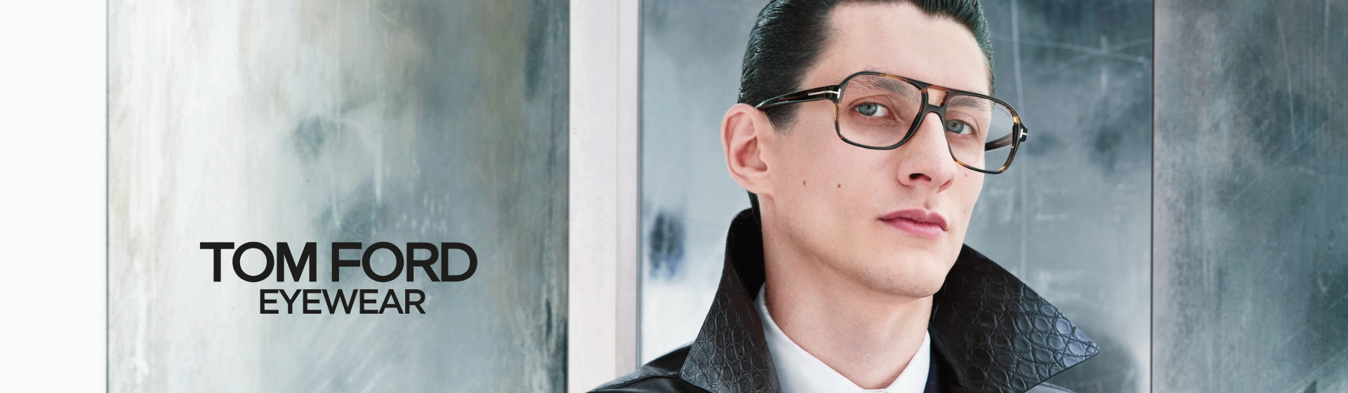 Muž s tmavými pilotními brýlemi od Tom Ford Eyewear.
