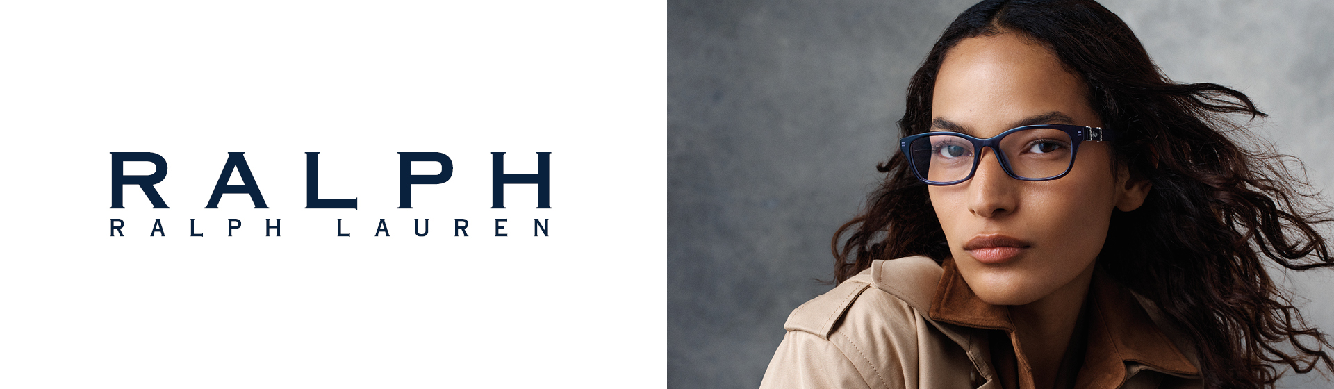 Une personne portant des lunettes à monture bleue et un trench-coat beige, l'air sérieux, faisant la promotion de Ralph Lauren Eyewear.