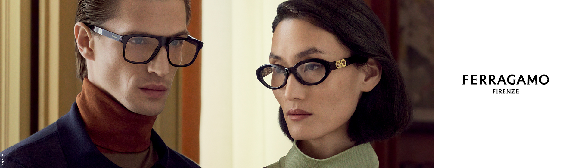 Deux mannequins portent d'élégantes lunettes Ferragamo arborant le logo Ferragamo sur le côté droit, devant un arrière-plan minimaliste.
