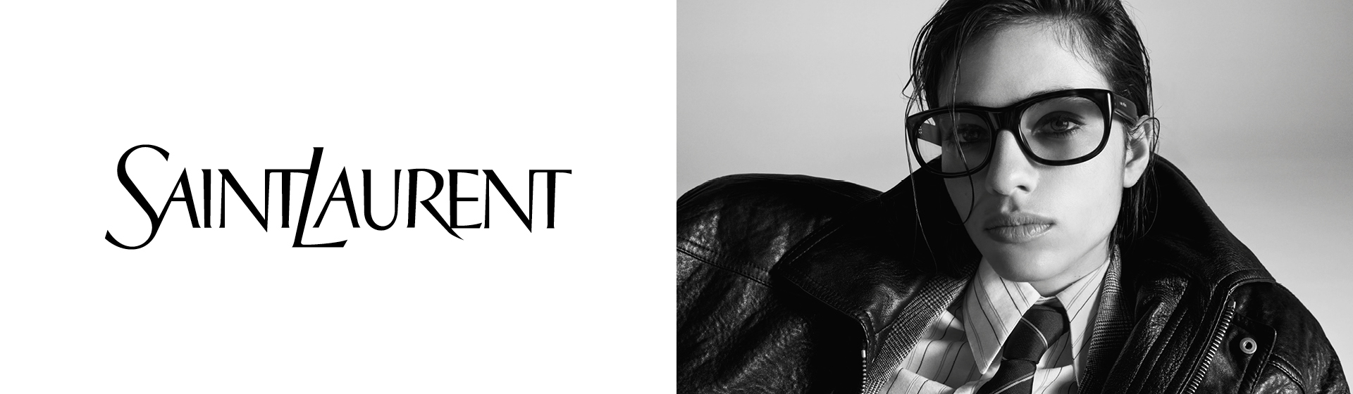 Schwarz-Weiß-Bild mit Saint Laurent-Logo auf der linken Seite. Auf der rechten Seite eine Person mit Brille, Lederjacke und Krawatte.
