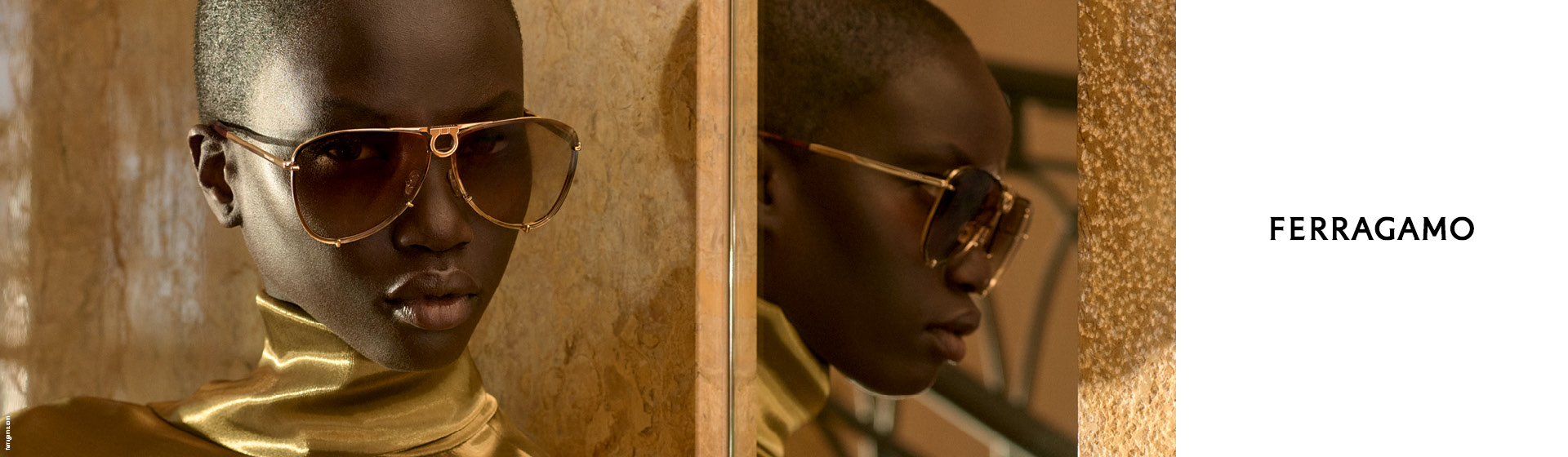 Ein Model mit Sonnenbrille und einem goldenen Outfit spiegelt sich in einem Spiegel wider. Rechts ist vor weißem Hintergrund das Wort „FERRAGAMO“ zu sehen.