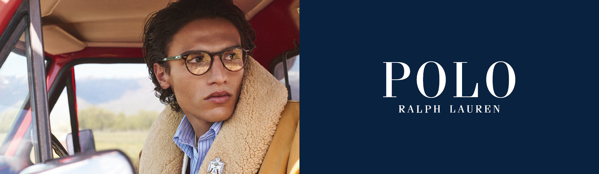 Un homme portant des lunettes et un manteau en peau d'agneau est assis dans une voiture et regarde par la fenêtre ; à droite, sur fond sombre, on peut lire l'inscription « Polo Ralph Lauren ».