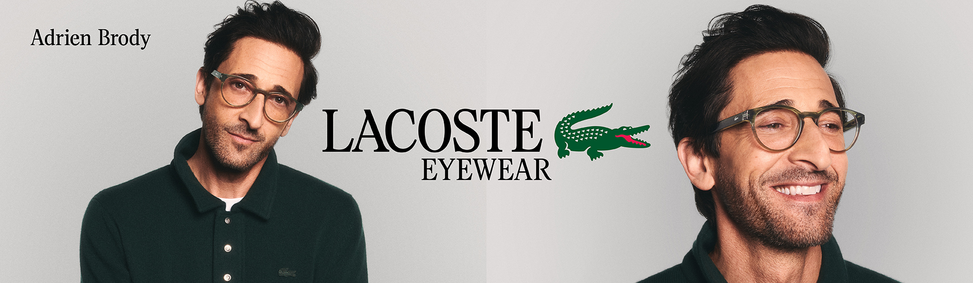 Ein Mann mit Brille, der lächelt, in einer Werbung für Lacoste Eyewear mit dem Markenlogo, das ein grünes Krokodil zeigt.