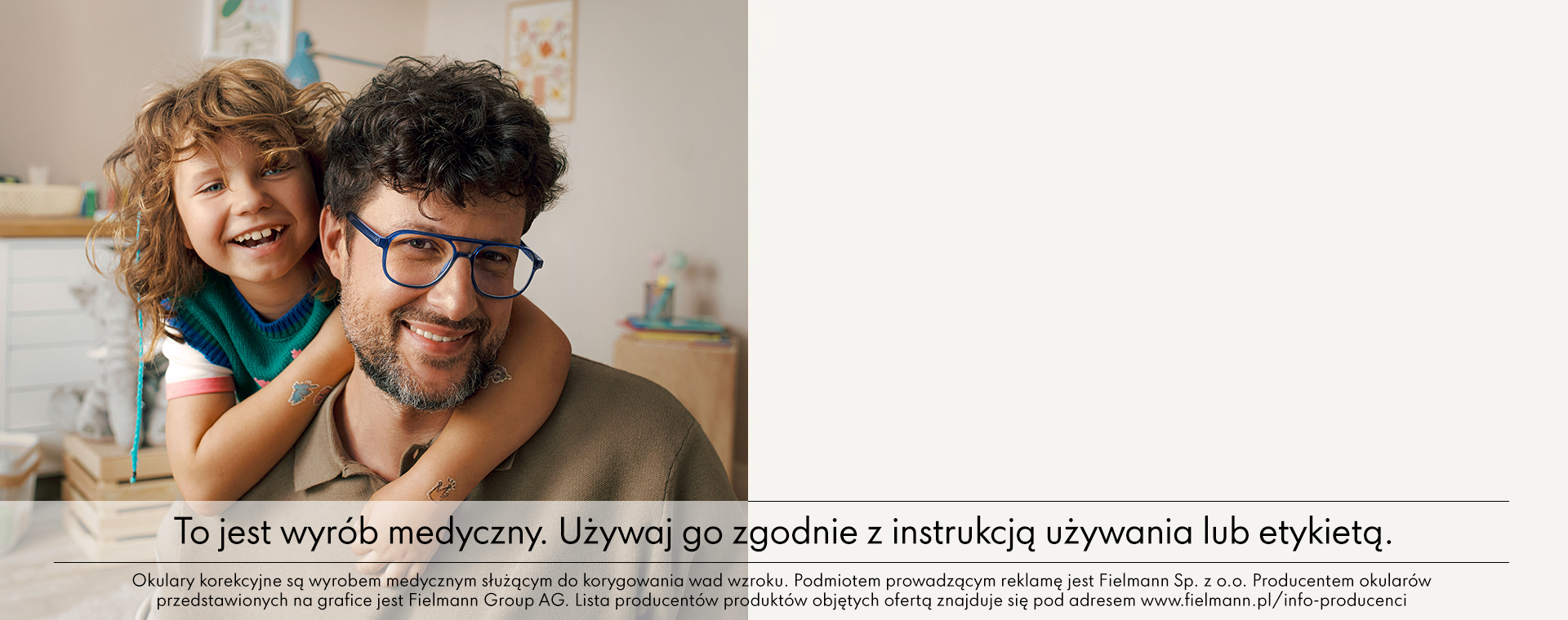 Mężczyzna w okularach uśmiecha się, trzymając małe dziecko na plecach. Tekst w języku polskim o stosowaniu produktów medycznych i okularach.