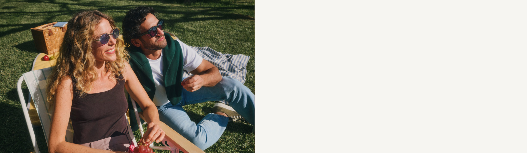 Eine Frau und ein Mann entspannen sich an einem sonnigen Tag im Freien.