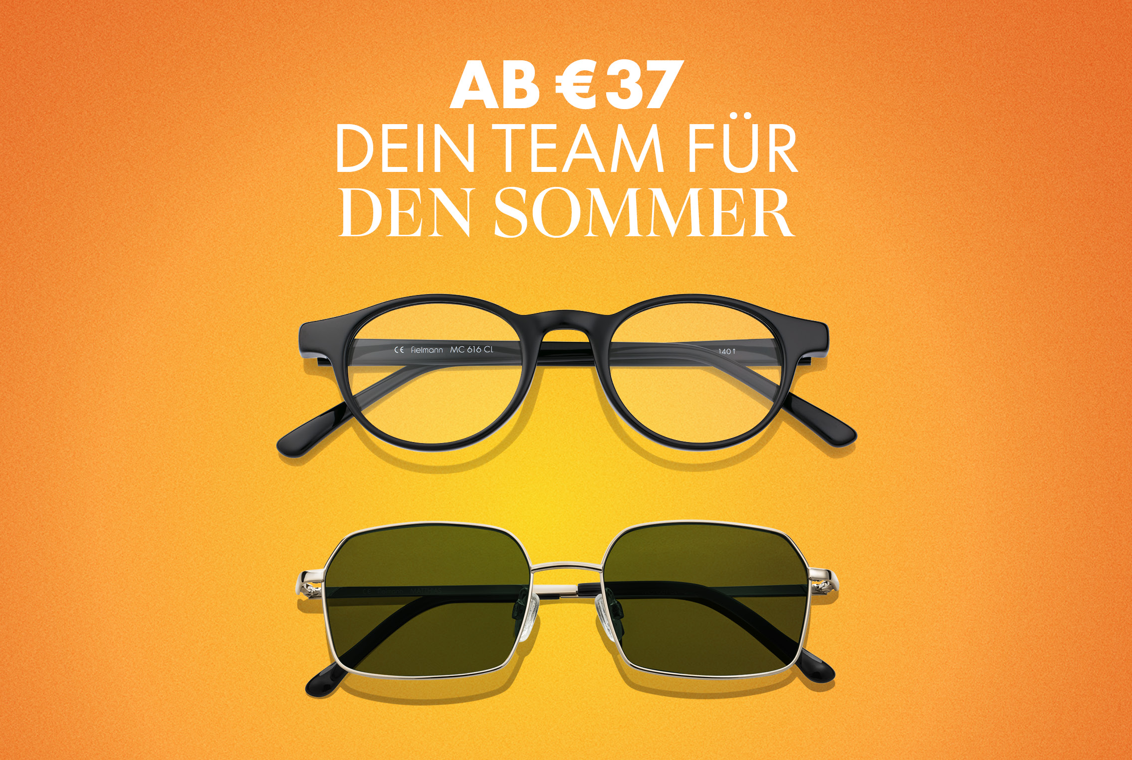 Eine Brille und eine Sonnenbrille auf orangem Hintergrund mit dem deutschen Text „AB 37 € – DEIN TEAM FÜR DEN SOMMER“.