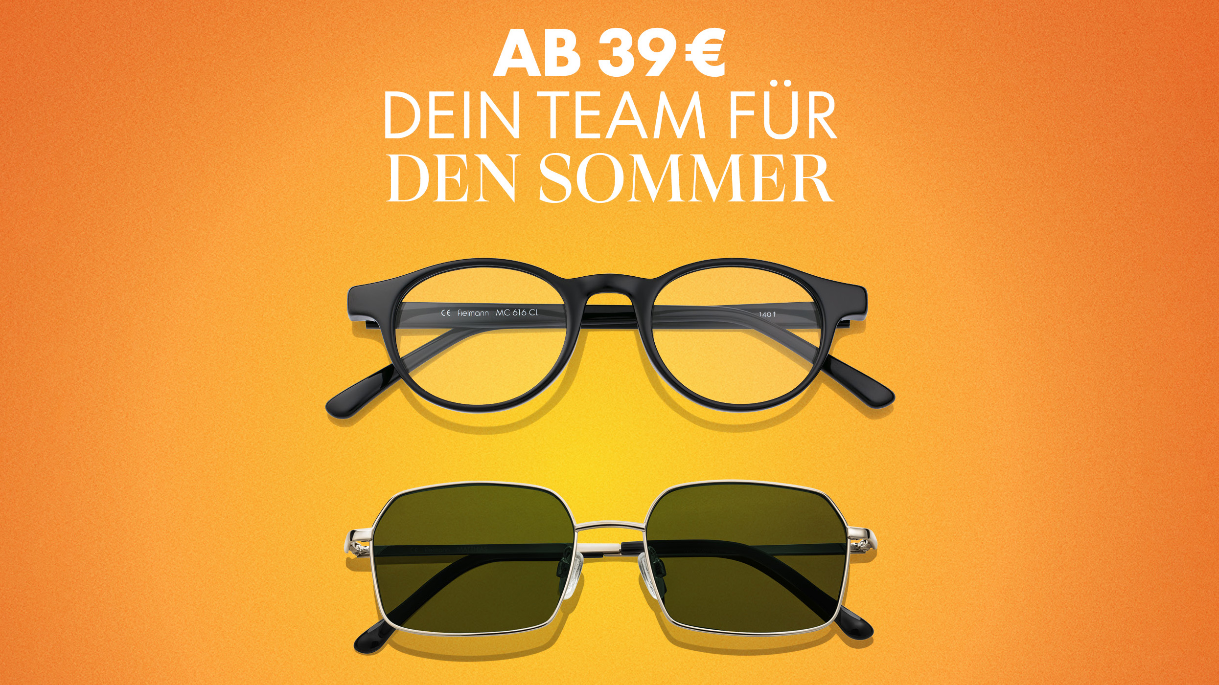 Eine Brille und eine Sonnenbrille auf orangem Hintergrund mit dem deutschen Text „AB 39 € – DEIN TEAM FÜR DEN SOMMER“.