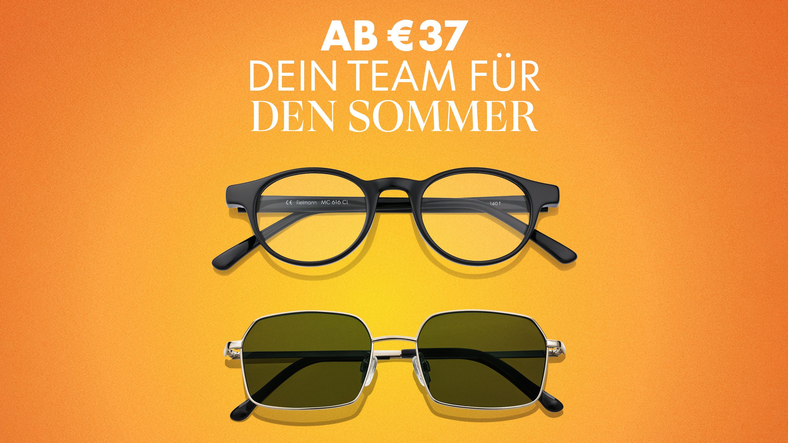 Eine Brille und eine Sonnenbrille auf orangem Hintergrund mit dem deutschen Text „AB 37 € – DEIN TEAM FÜR DEN SOMMER“.