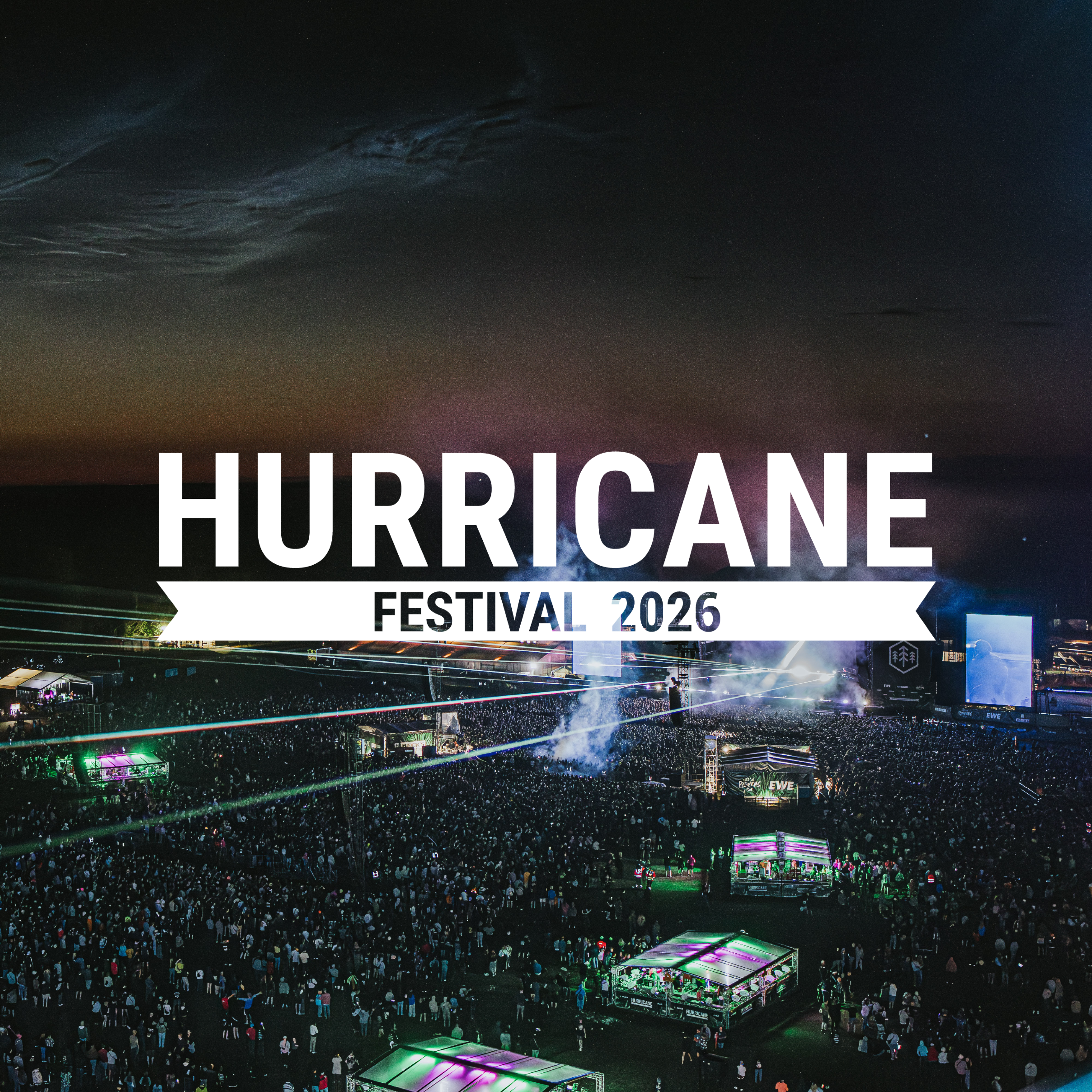 Menschenmenge beim Hurricane Festival 2026, mit bunten Lichtern und einer großen Bühne vor einem dunklen Himmel. Textüberlagerung: „HURRICANE FESTIVAL 2026“.