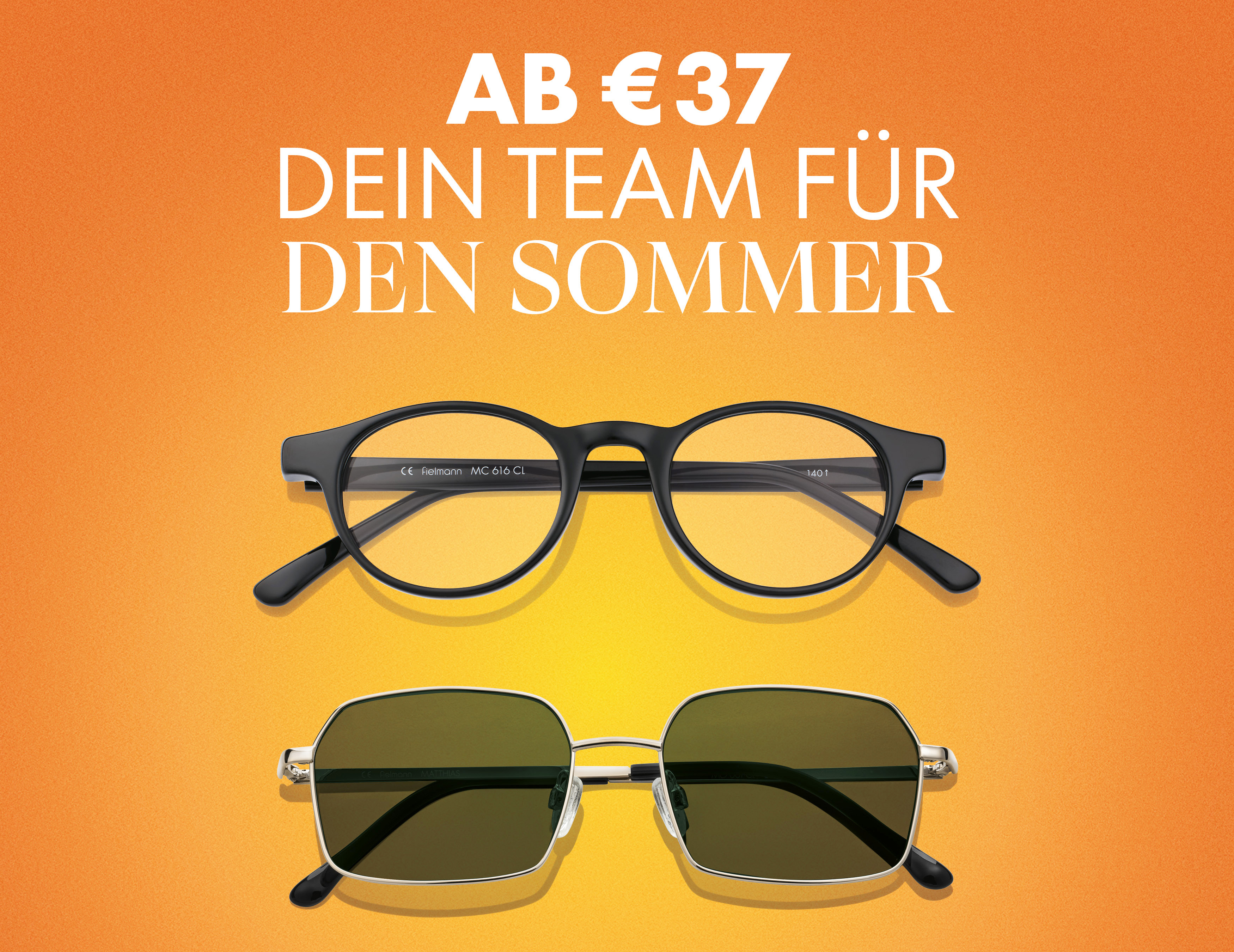 Eine Brille und eine Sonnenbrille auf orangem Hintergrund mit dem deutschen Text „AB 37 € – DEIN TEAM FÜR DEN SOMMER“.