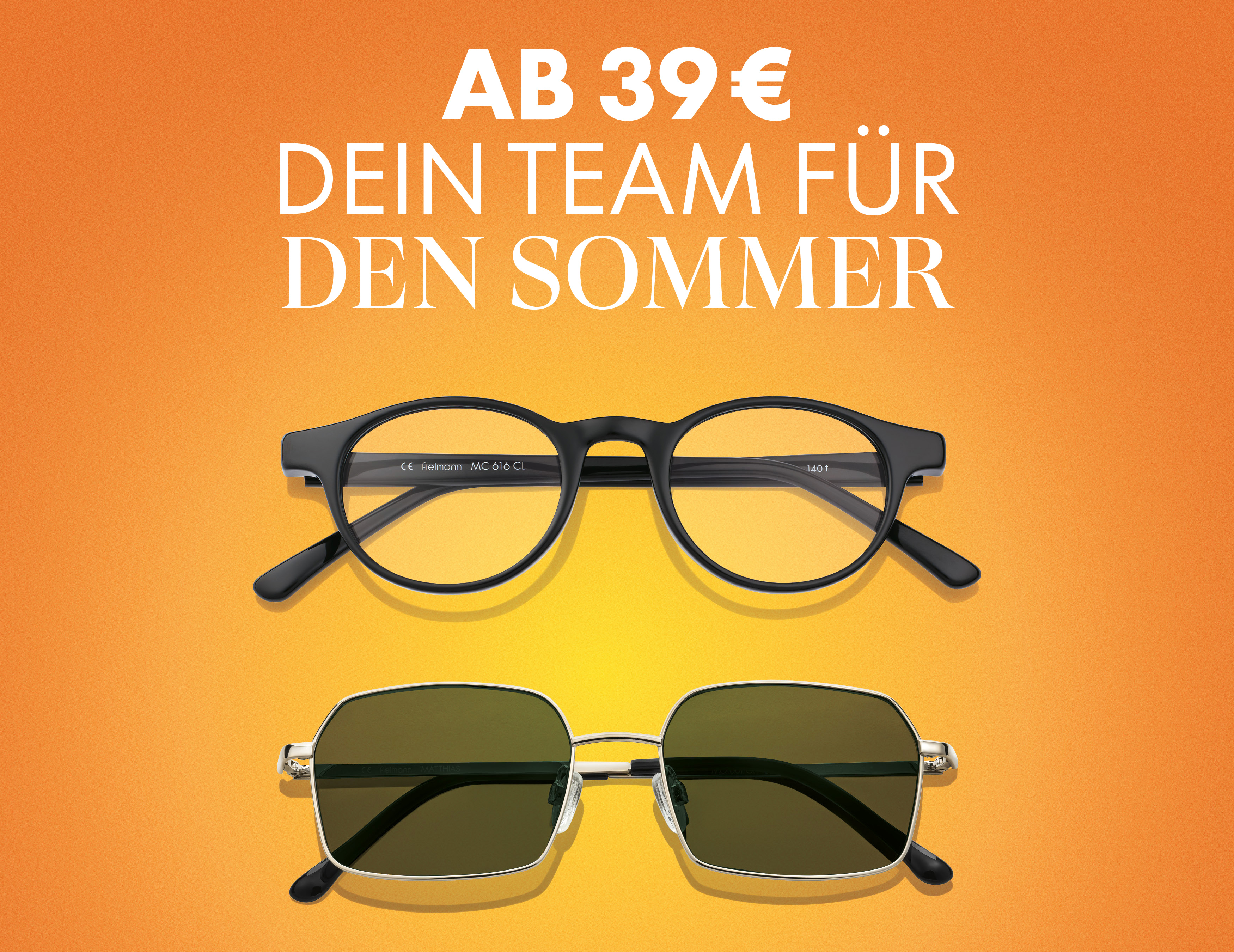 Eine Brille und eine Sonnenbrille auf orangem Hintergrund mit dem deutschen Text „AB 39 € – DEIN TEAM FÜR DEN SOMMER“.