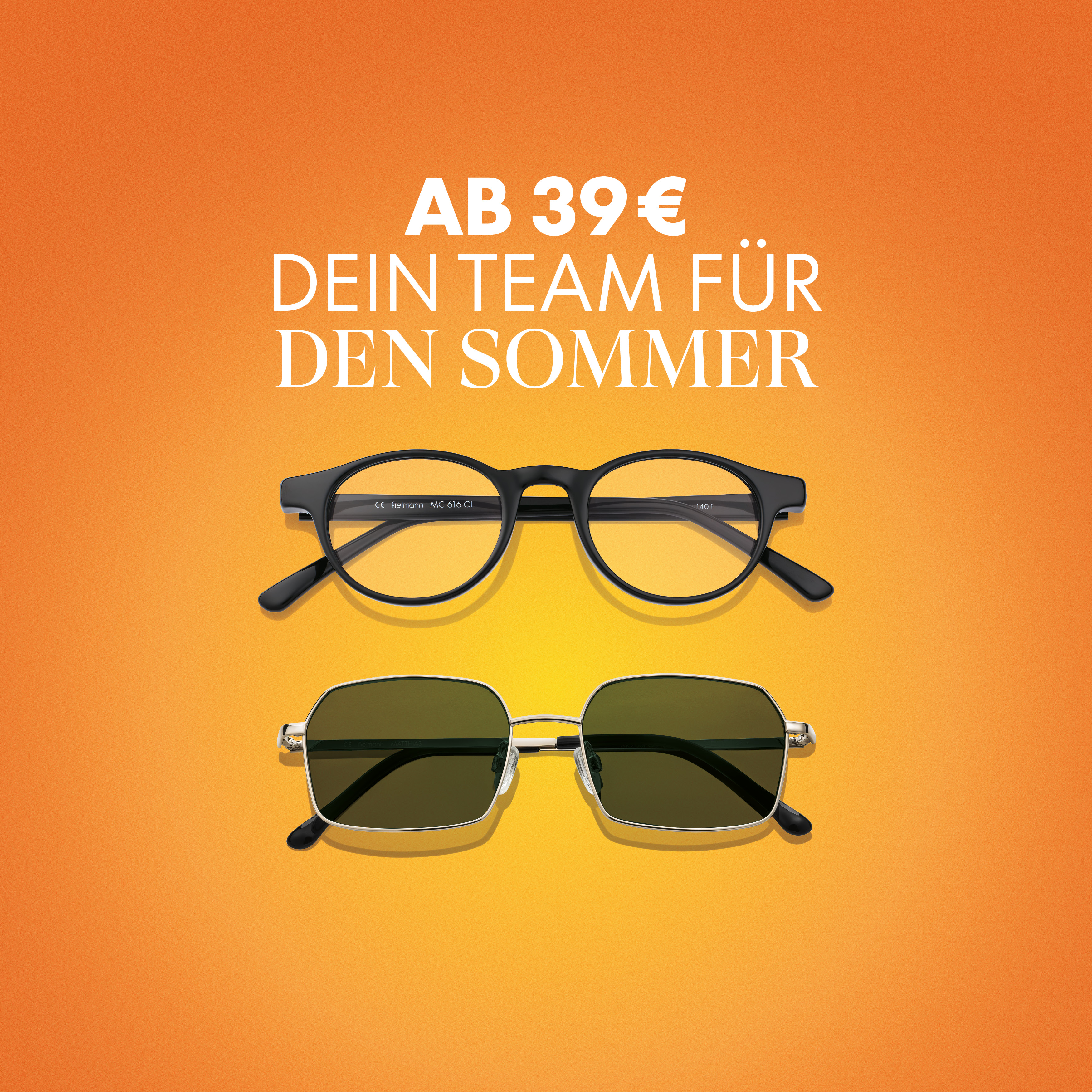 Eine Brille und eine Sonnenbrille auf orangem Hintergrund mit dem deutschen Text „AB 39 € – DEIN TEAM FÜR DEN SOMMER“.