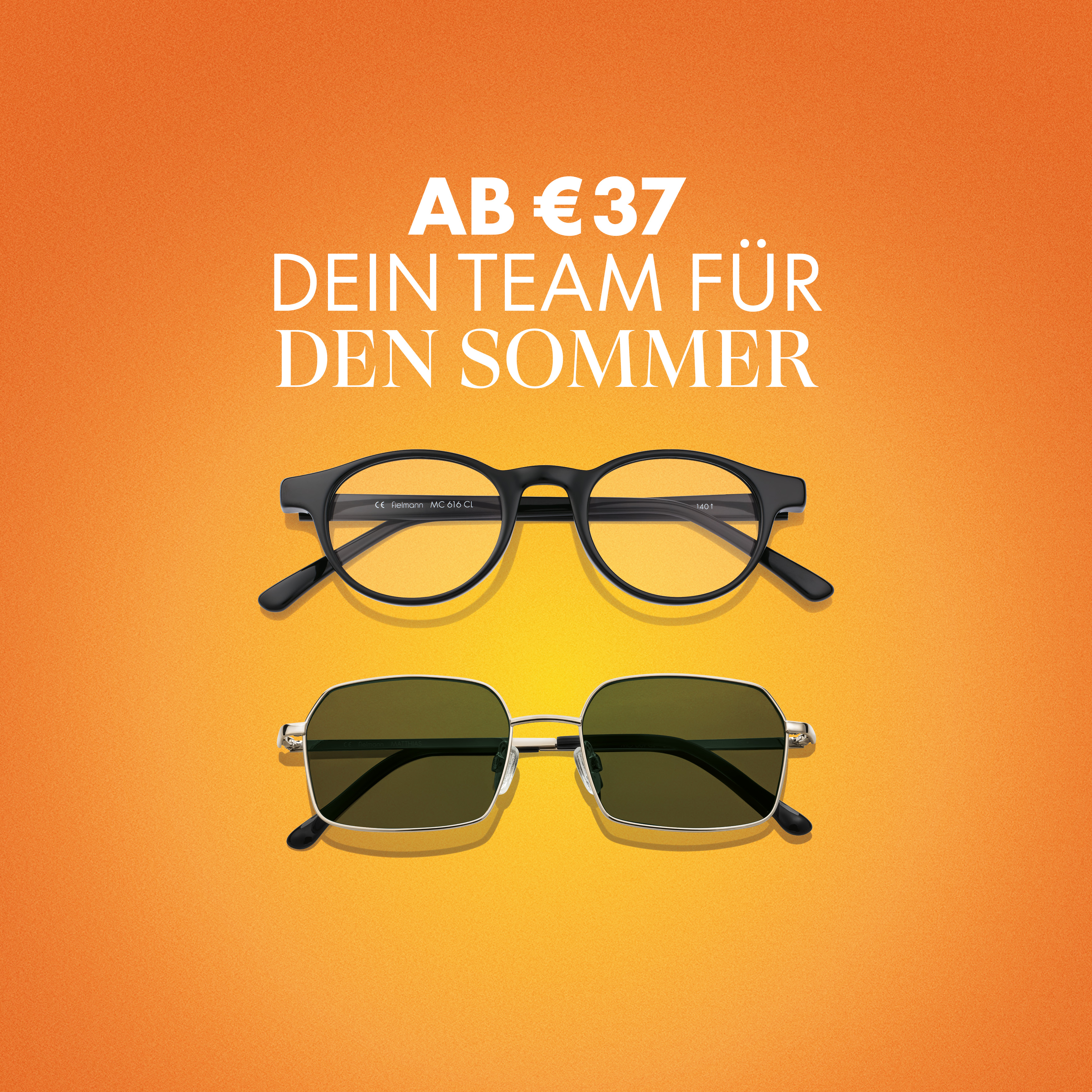 Eine Brille und eine Sonnenbrille auf orangem Hintergrund mit dem deutschen Text „AB € 37 – DEIN TEAM FÜR DEN SOMMER“.
