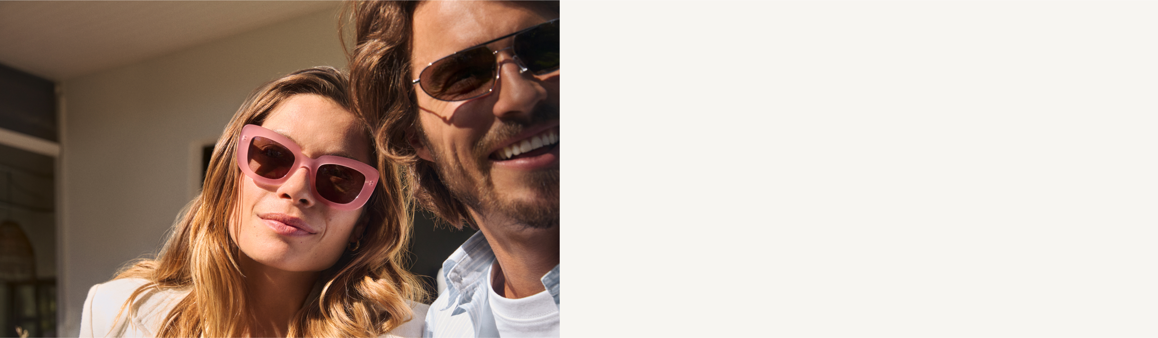 Un uomo e una donna sorridenti con occhiali da sole