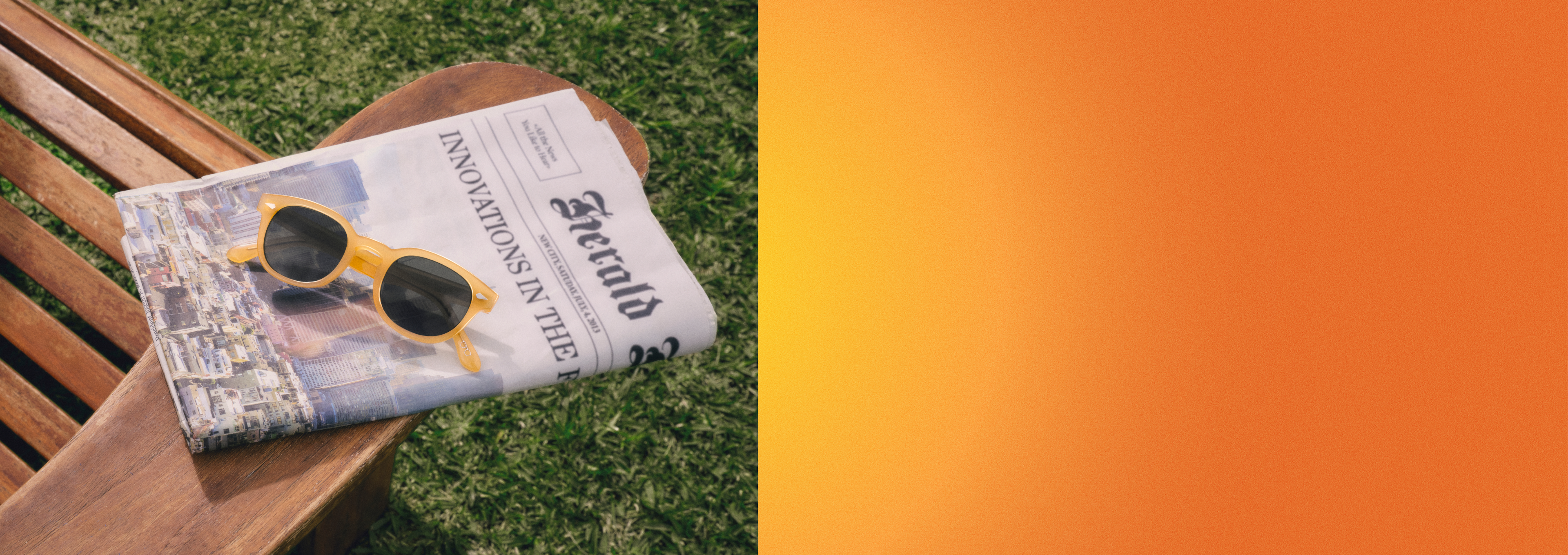 Gelbe Sonnenbrille auf einer Zeitung mit dem Titel „Herald“ auf einem Holzstuhl.