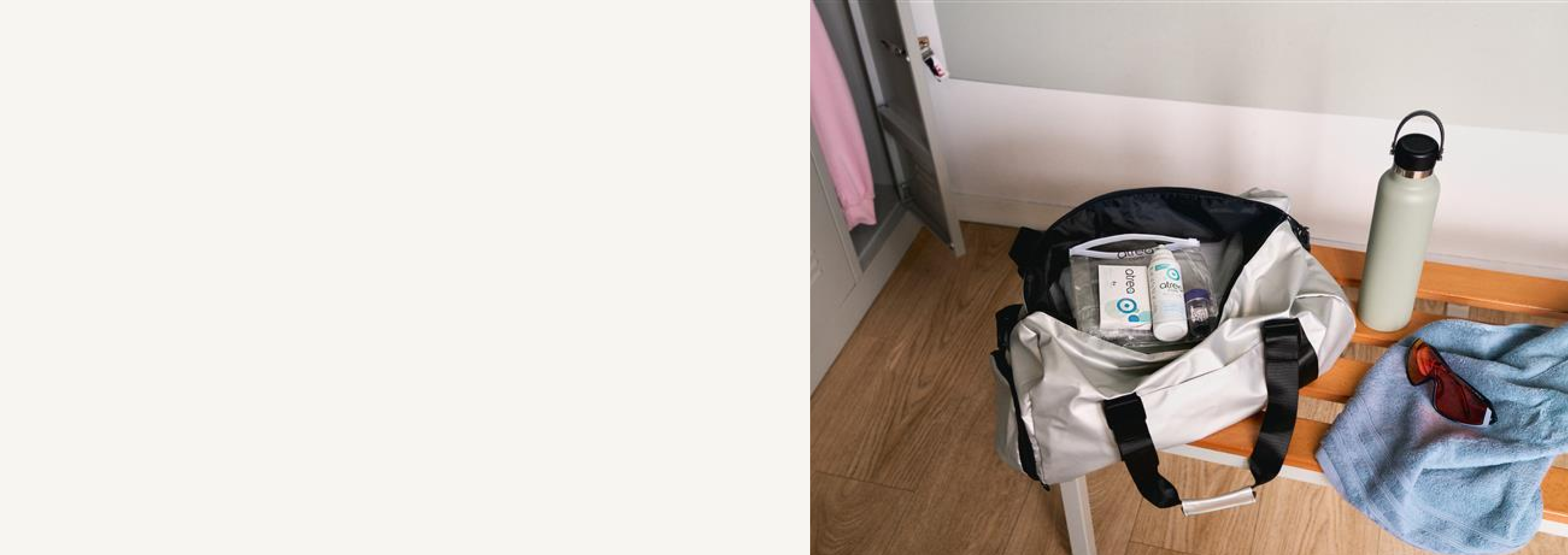 Borsa sportiva con una confezione di lenti a contatto Atrea e un prodotto per la cura Atrea.