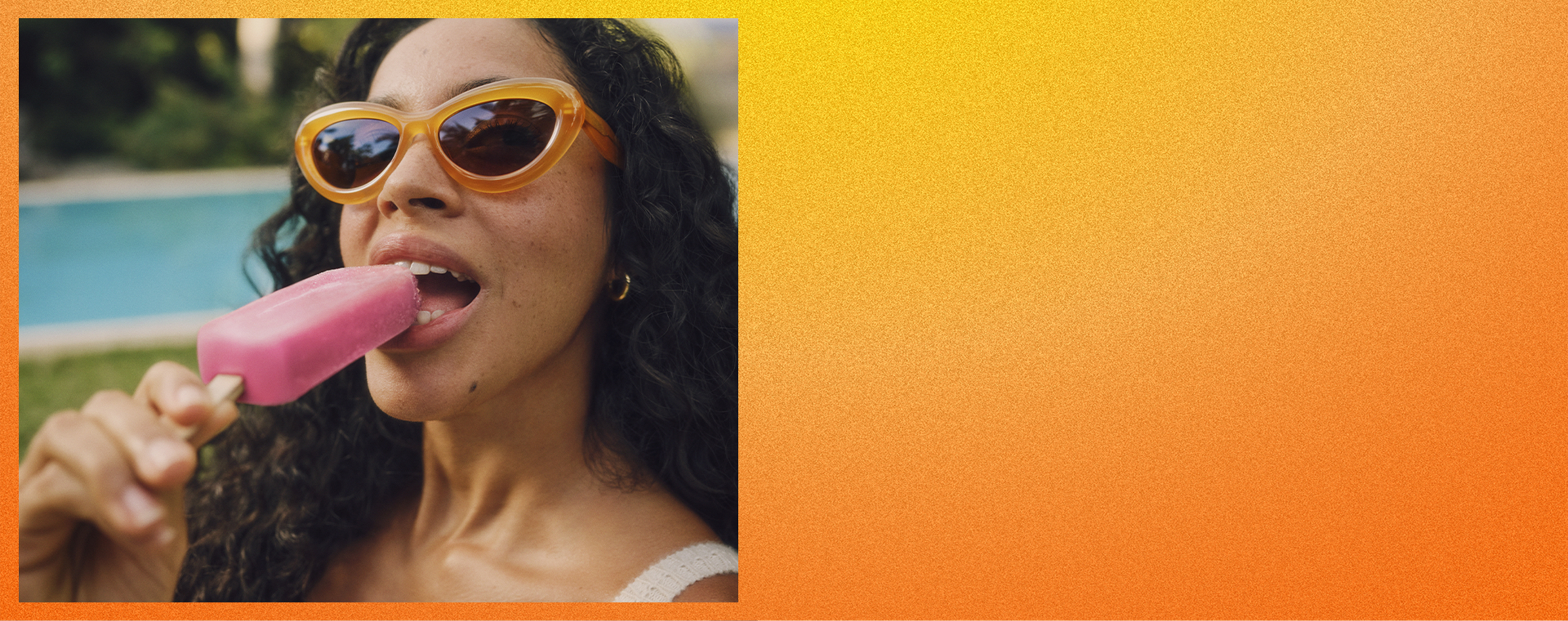 Eine Frau mit orangefarbener Sonnenbrille, die ein rosa Eis am Stiel genießt, im Hintergrund ein verschwommener Pool und rechts ein orangefarbener Farbverlauf.