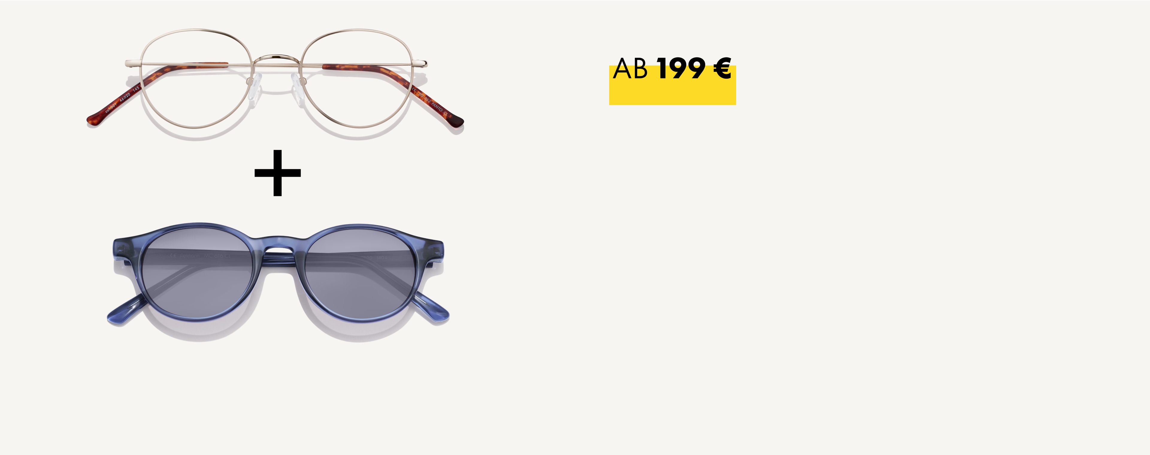 Ein Paar runde Korrekturbrillen über blauen, runden Sonnenbrillen, dazwischen ein Pluszeichen. Auf einem gelben Preisschild steht „AB 199 €“.