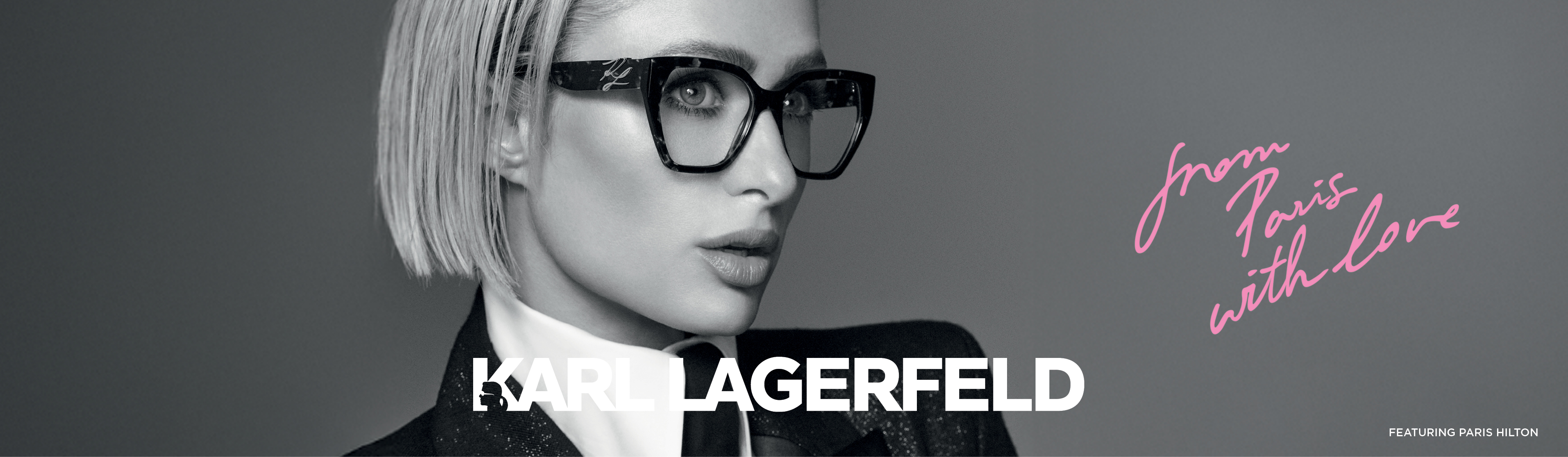 Schwarz-Weiß-Foto einer Frau mit Brille, mit dem Text „From Paris with Love” und „Karl Lagerfeld Featuring Paris Hilton”.