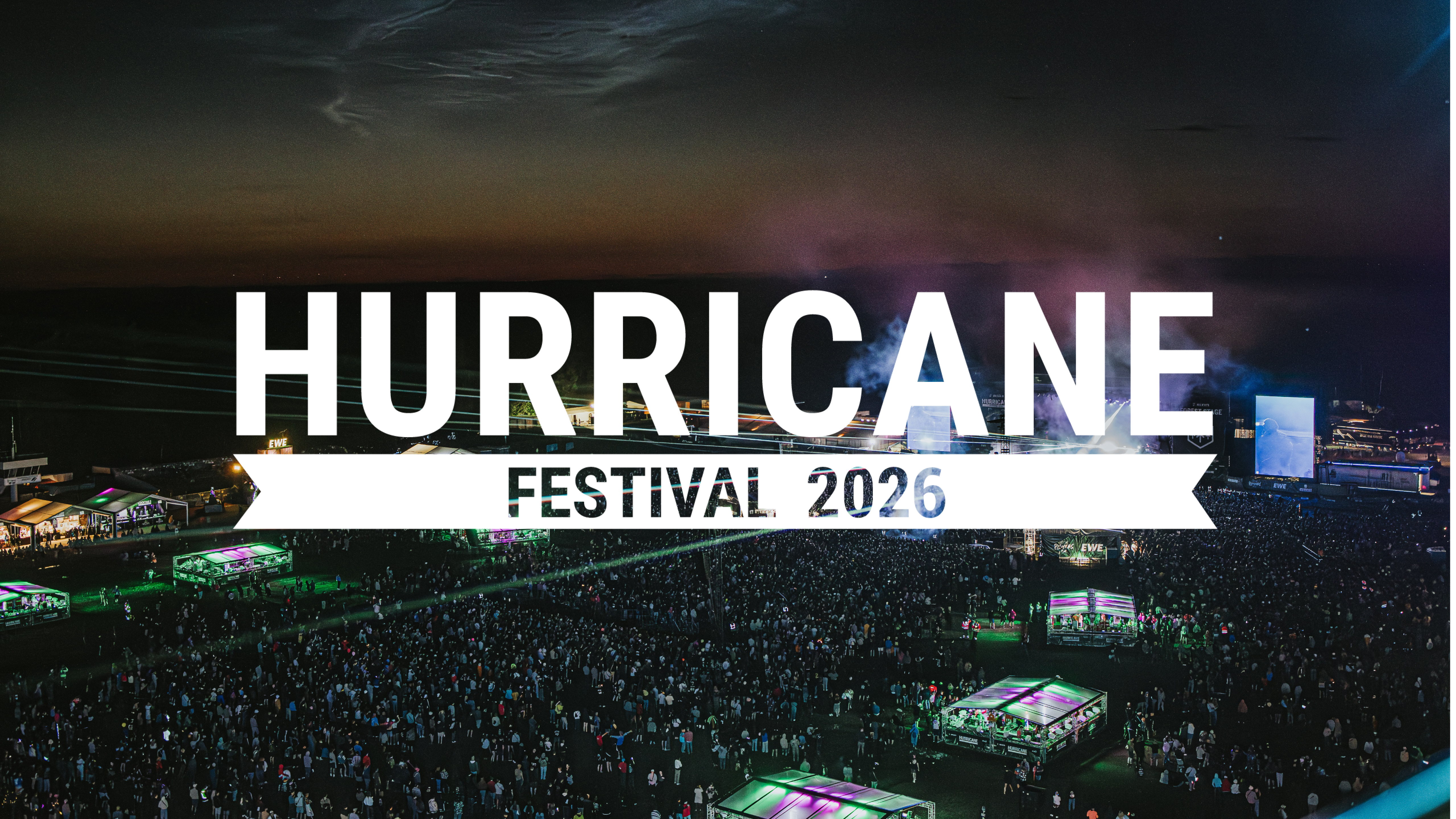 Menschenmenge beim Hurricane Festival 2026, mit bunten Lichtern und einer großen Bühne vor einem dunklen Himmel. Textüberlagerung: „HURRICANE FESTIVAL 2026“.