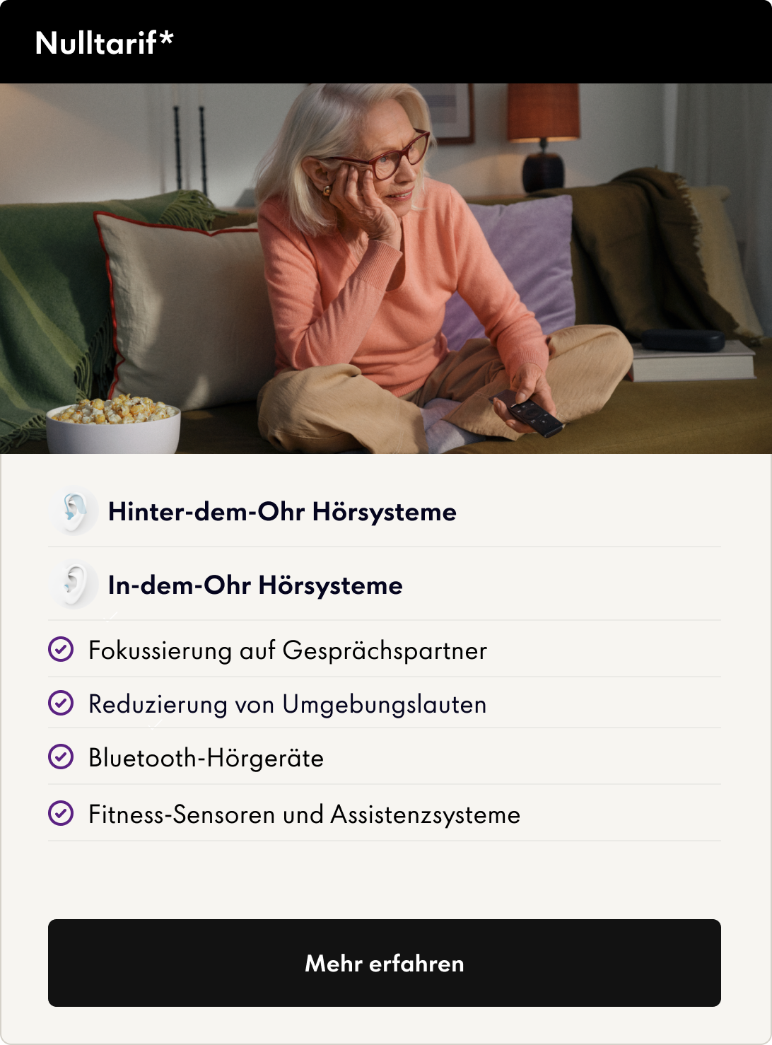 Ältere Frau sitzt auf einem Sofa und stellt ihr Hörgerät mit einer Fernbedienung ein. Darunter steht ein Text, der die Funktionen von Hörsystemen auflistet.