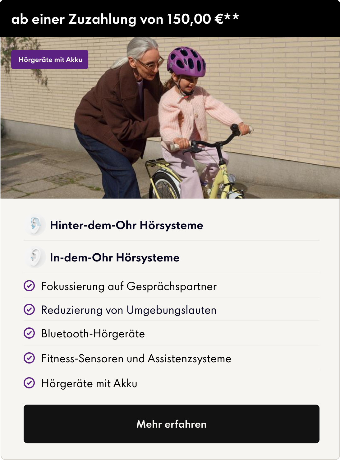Eine ältere Person hilft einem Kind mit rosa Helm beim Fahrradfahren. Darunter wird ein Text über Hörsysteme angezeigt.