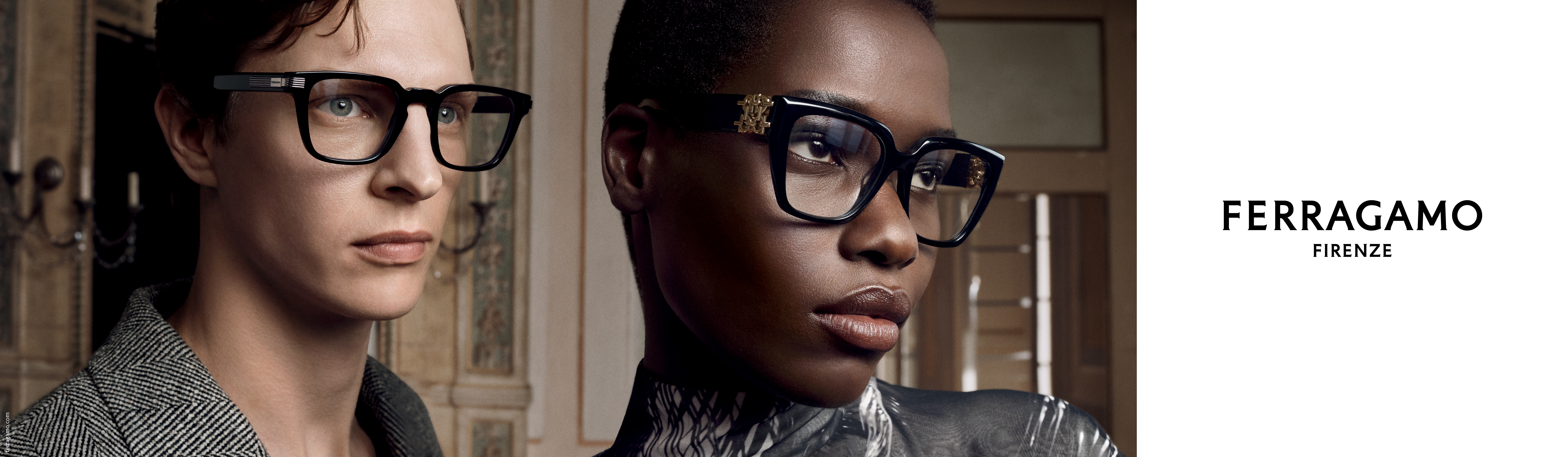 Deux mannequins portent d'élégantes lunettes Ferragamo, l'une avec une veste à motifs et l'autre avec un haut brillant, arborant le logo Ferragamo Firenze sur le côté droit.