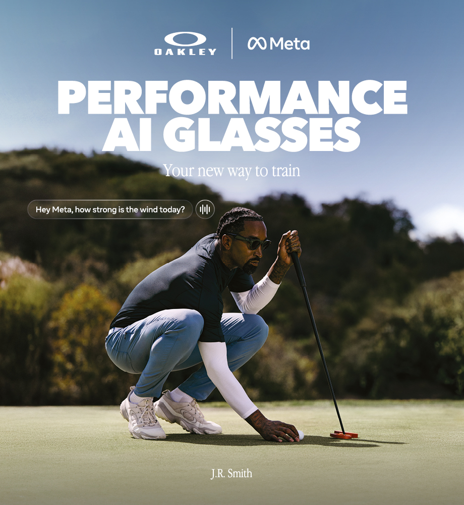 Un uomo con occhiali da sole Oakley Meta è accovacciato all'aperto con una mazza da golf.