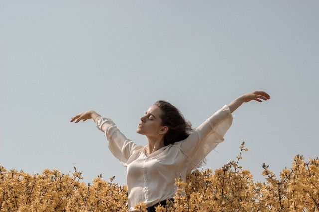 femme bien être avec fleurs
