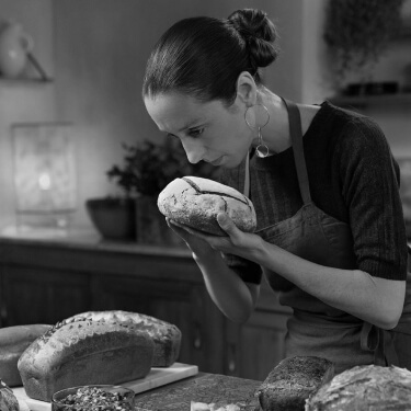Apollonia Poilâne sentant son pain