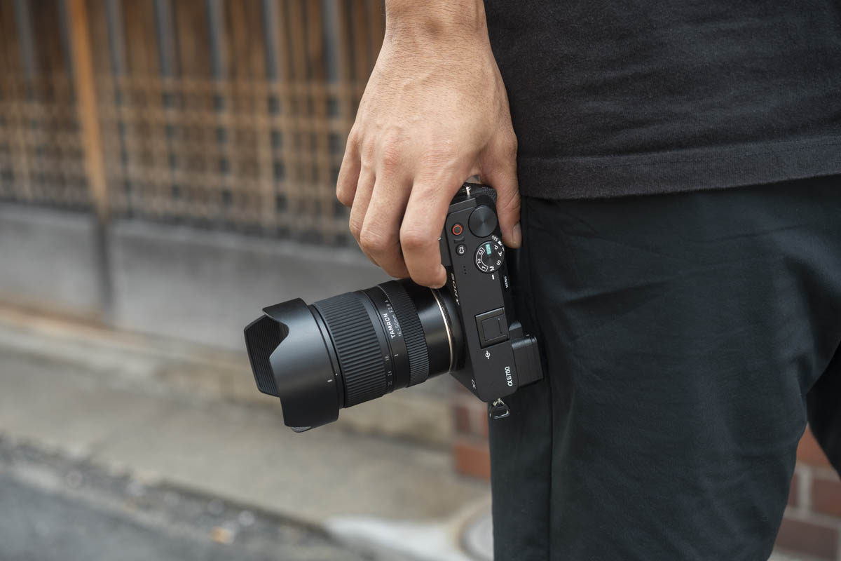 Lightweight and Compact Design — Your Essential "Go-To Zoom"