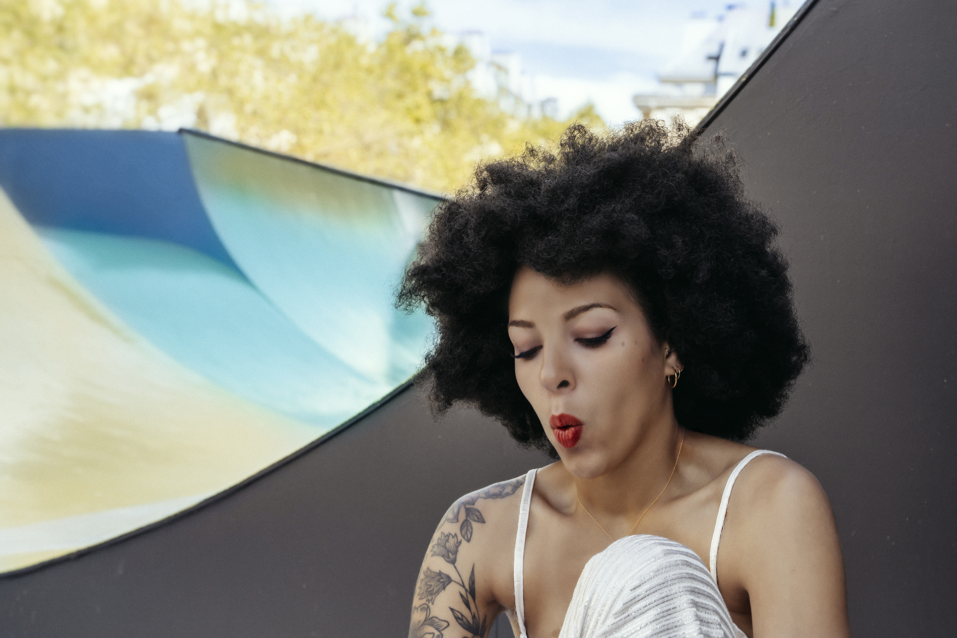 1.	Qu’est-ce qui vous inspire dans le portrait en extérieur, en quoi est-ce différent du studio ou de la photographie de show en intérieur ?