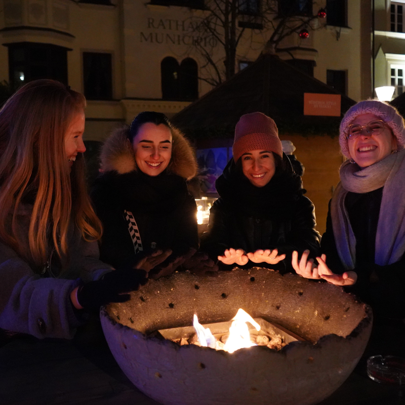 Grinsebacken und Feuerschein