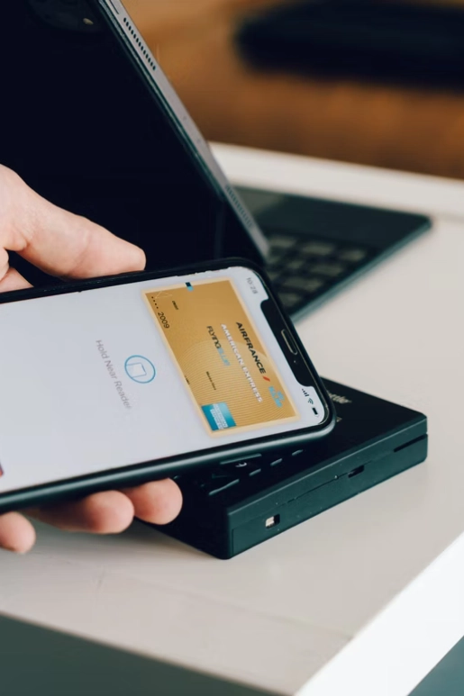 Demonstration of payment through a virtual card on a smartphone