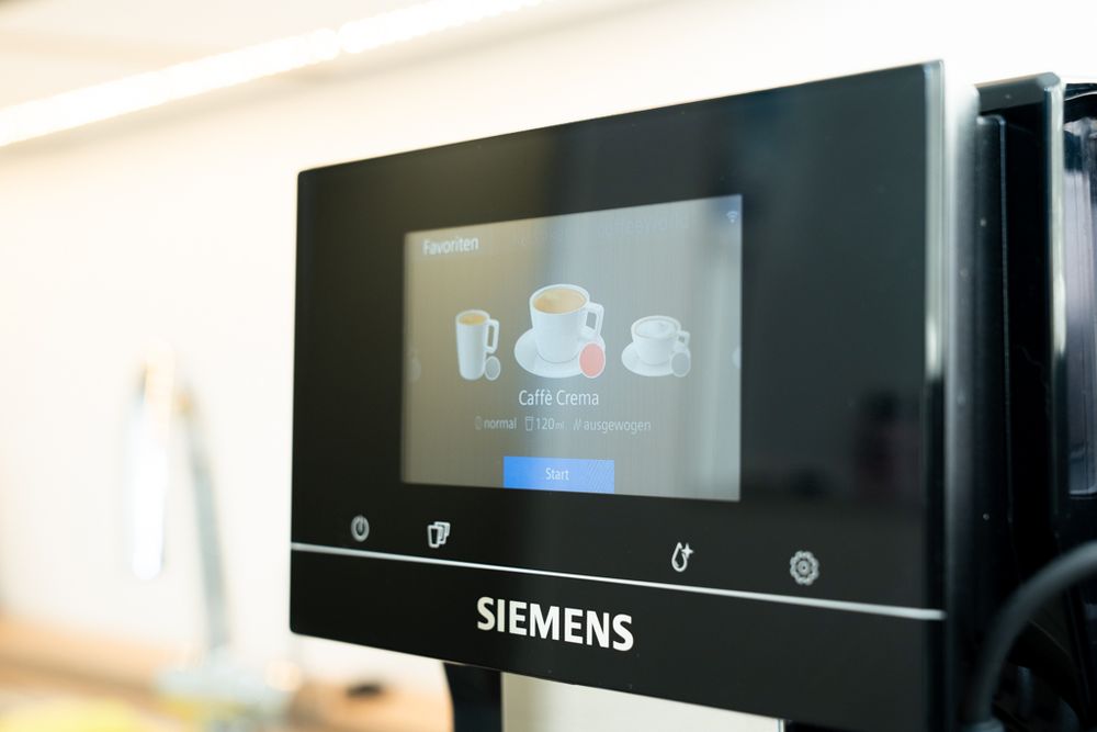 Siemens-Kaffeevollautomat mit Touchdisplay und Auswahl für Café Crema