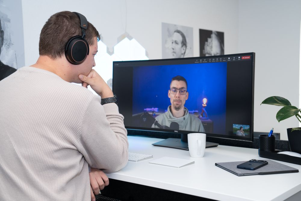 Yannick (left) and Dennis (right, on the screen) are having an online meeting in MS Teams.