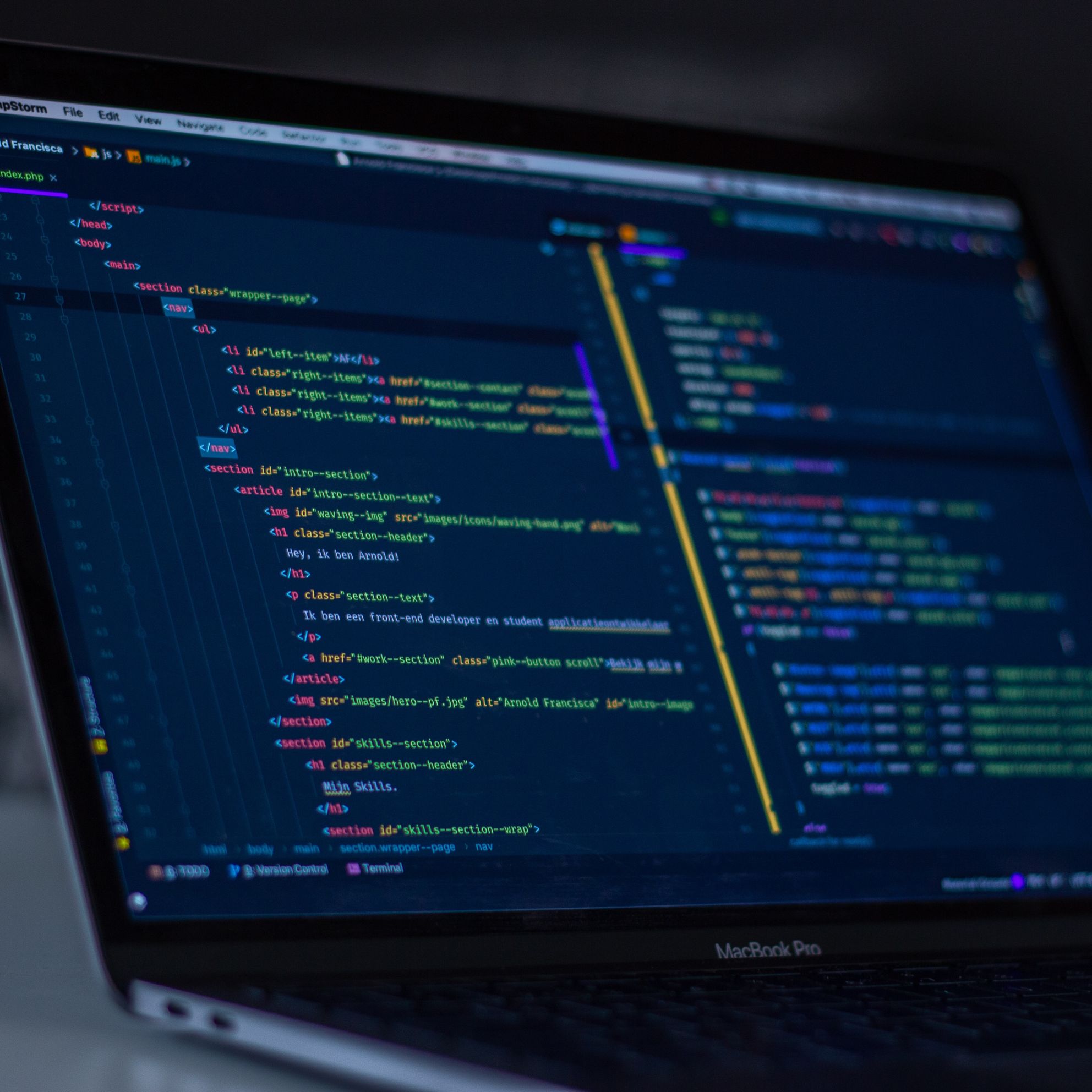 Auf einem MacBook ist ein Code-Editor mit Programmcode geöffnet.