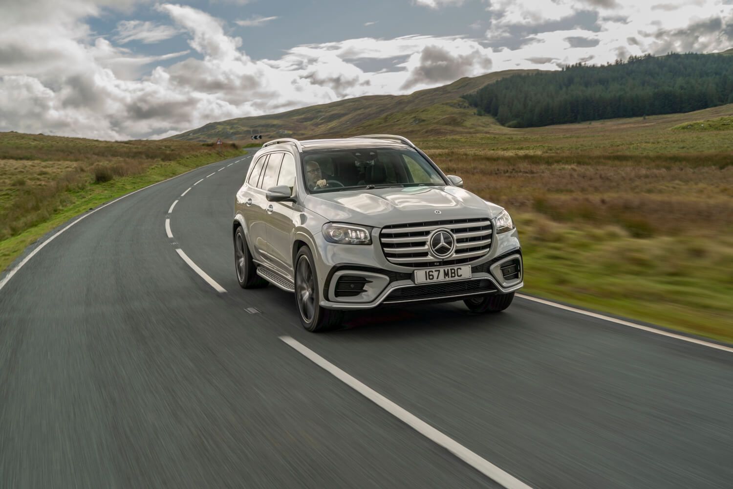 A grey mercedes gls