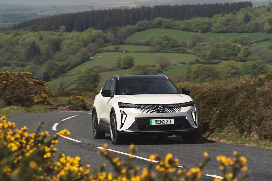 Renault Scenic E-Tech driving