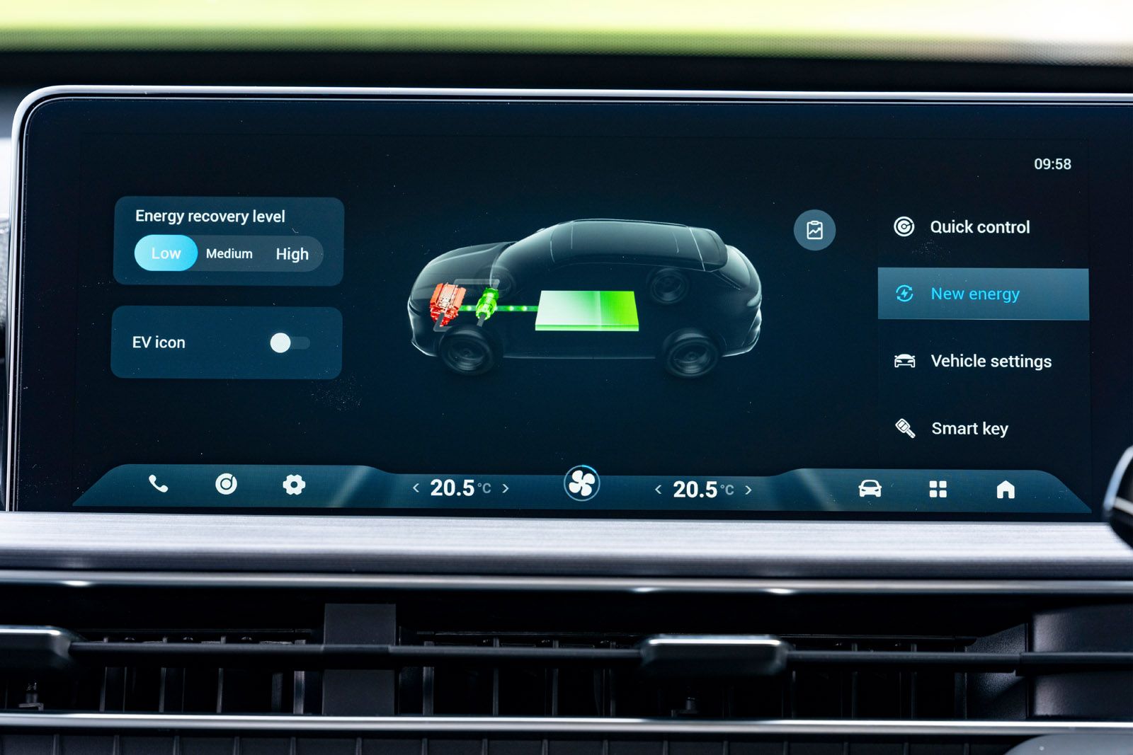 Dashboard screen displaying an electric vehicle's energy recovery level and battery status, with quick access to various vehicle settings.